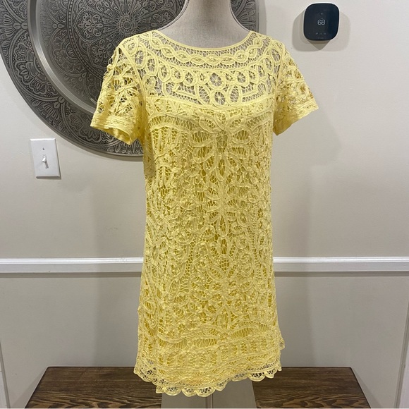 Lilly Pulitzer Dresses & Skirts - Lilly Pulitzer yellow lace short sleeve dress - Size 8